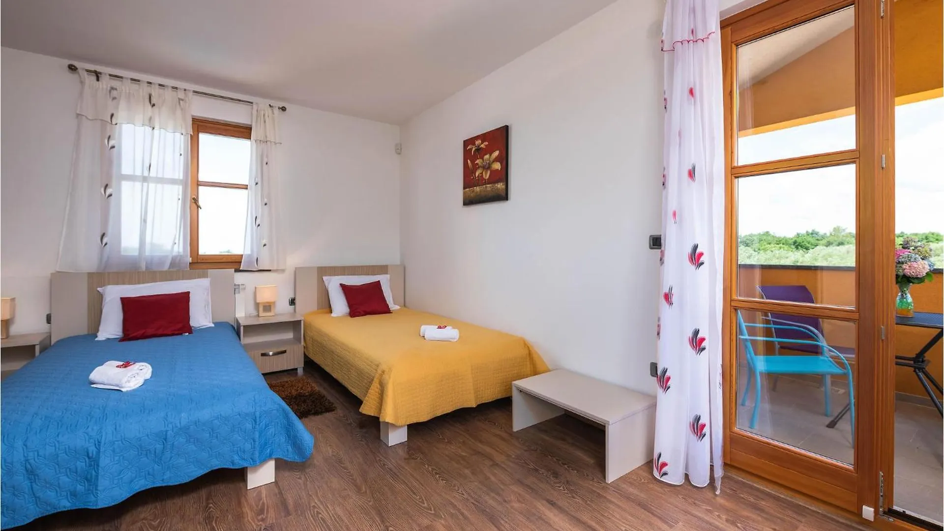 Awesome Home In Hr-52215 Vodnjan With Kitchen