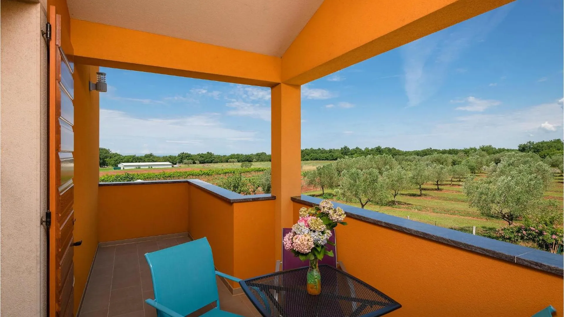 Awesome Home In Hr-52215 Vodnjan With Kitchen