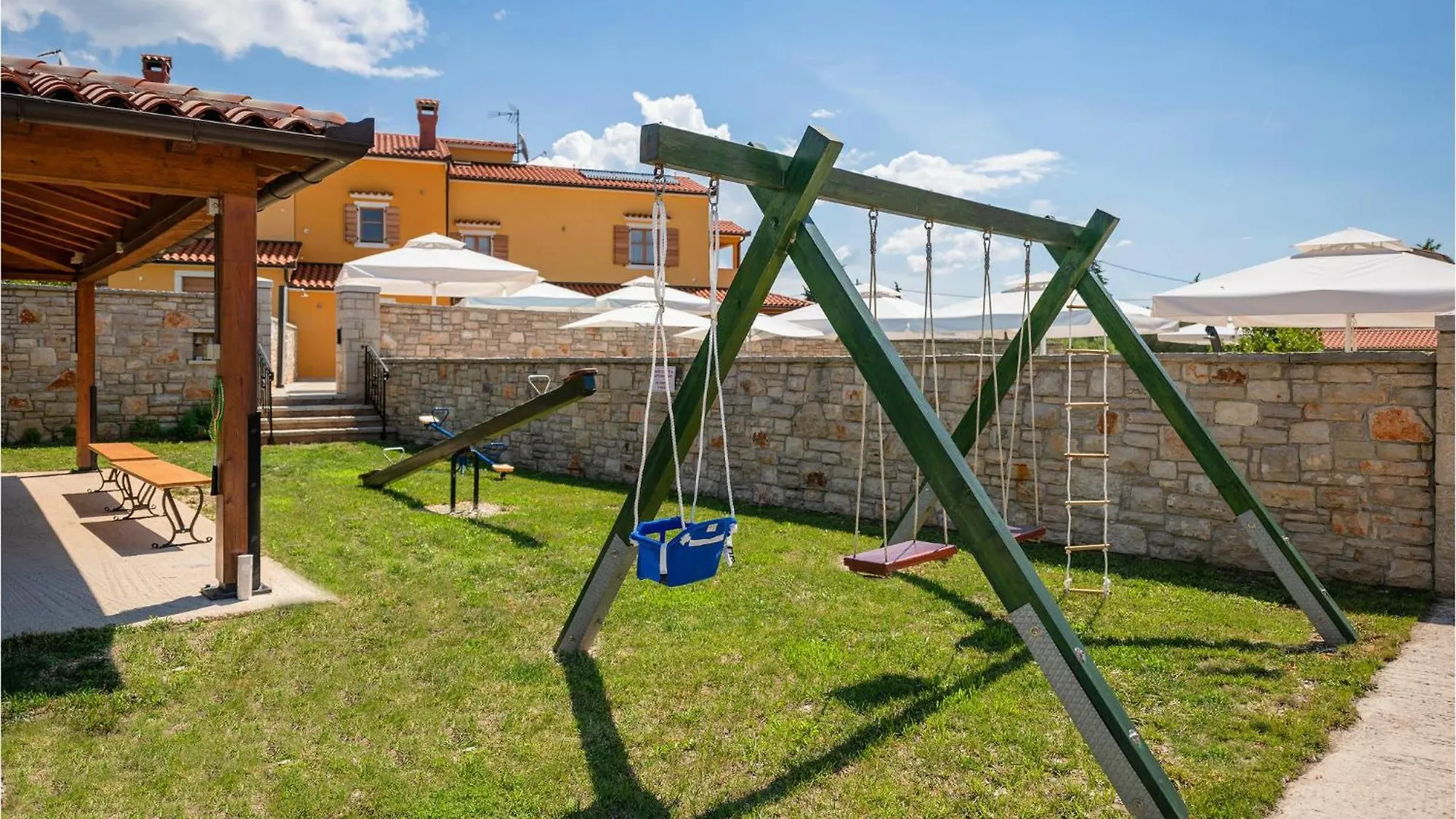 Awesome Home In Hr-52215 Vodnjan With Kitchen Holiday home